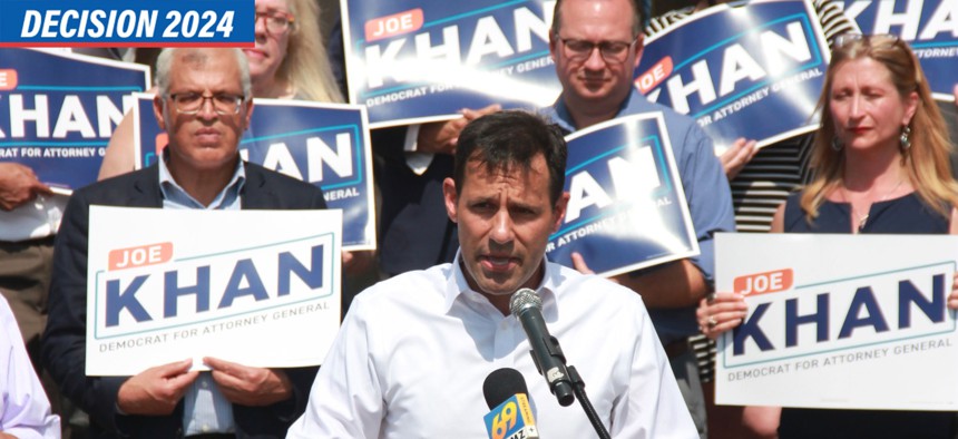 Joe Khan speaks at a campaign rally