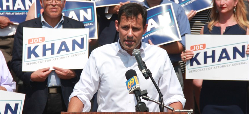 Joe Khan speaks at a campaign rally 